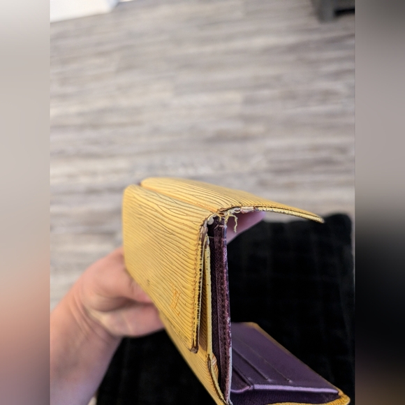 LV EPI DOUBLE SNAP WALLET - Picture 13 of 13